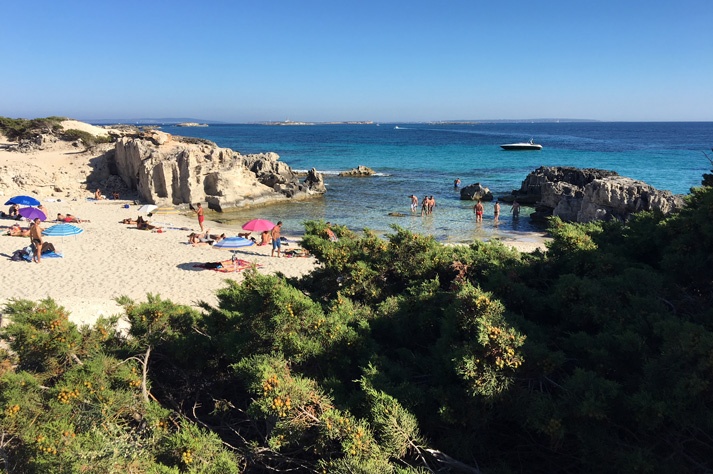 cala pluma playas tranquilas ibiza agosto