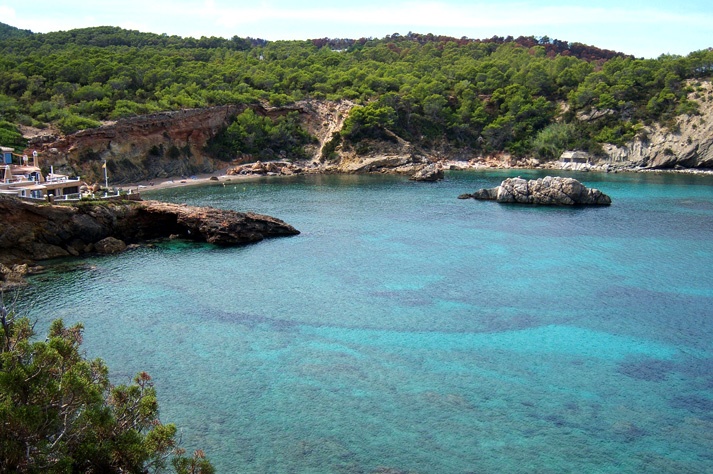 cala xarraxa playas ibiza agosto