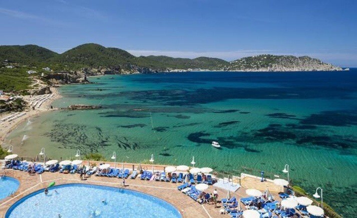 Piscina y playa Cala Llonga, Ibiza. Alquiler coches y motos