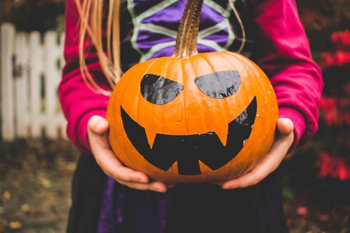 Niña disfrazada de Halloween con calabaza decorada en Ibiza