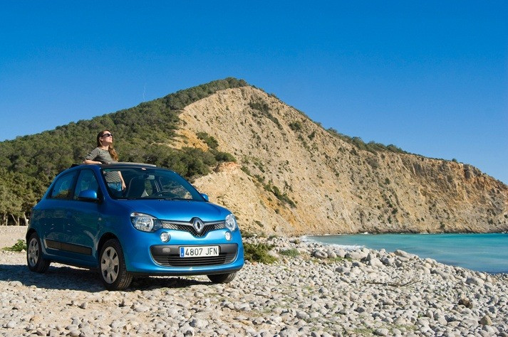 Alquiler Renault Twingo azul en Ibiza, mujer disfrutando del sol