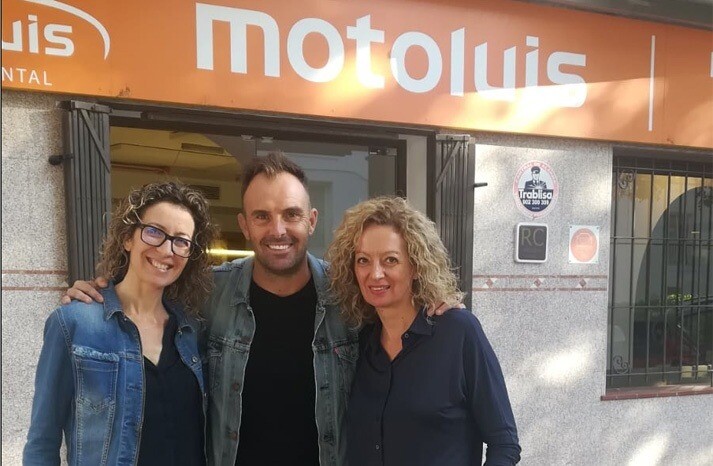 Equipo Moto Luis Ibiza: dos mujeres y un hombre sonriendo