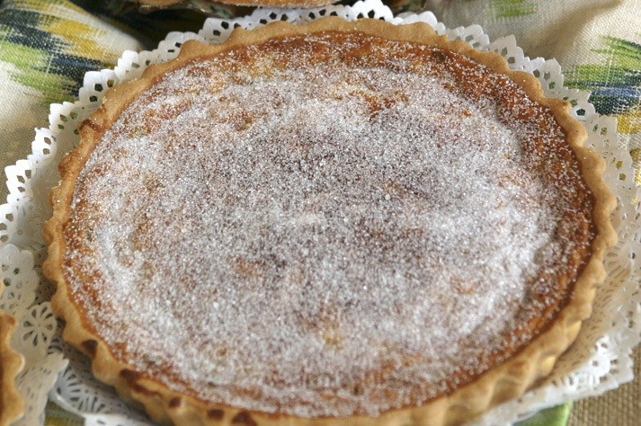 Greixonera, postre típico de Ibiza con azúcar espolvoreado